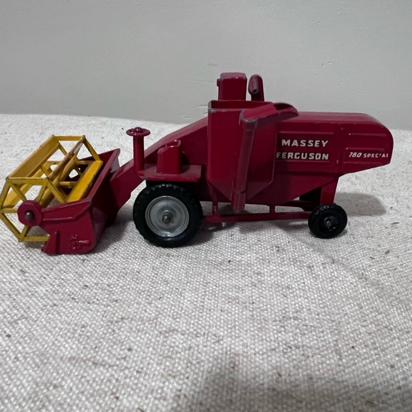 Lesney Massey Ferguson Combine Harvestor special 780 - Picture 4 of 11